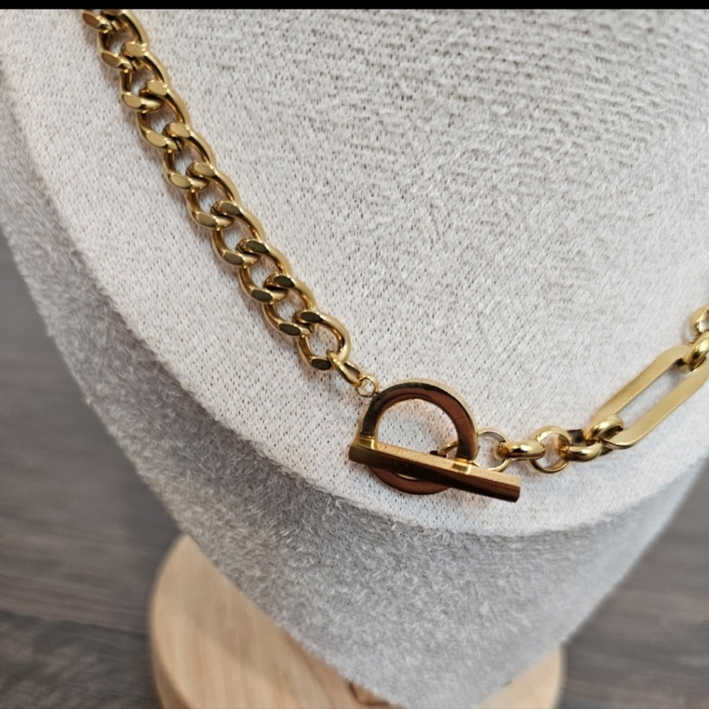 Elegant Gold Necklace - Picture 6 of 8